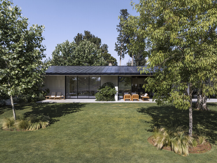 Пейзажный дом / Ruth Packer Rona Levin Architects - Наружная фотография, окна, сад