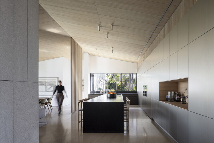 Ландшафтный дом / Ruth Packer Rona Levin Architects - Интерьерная фотография, кухня, стол, стул