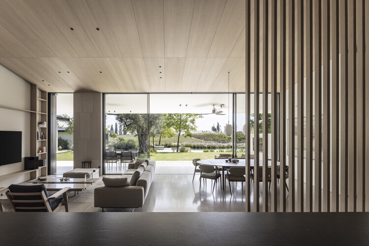 Пейзажный дом / Ruth Packer Rona Levin Architects - Интерьерная фотография, стол, стул