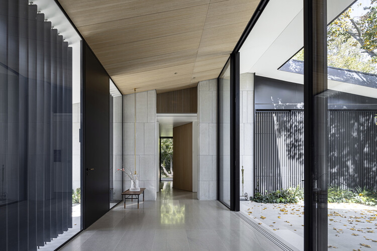 Пейзажный дом / Ruth Packer Rona Levin Architects - внутренняя фотография, фасад, окна, двор