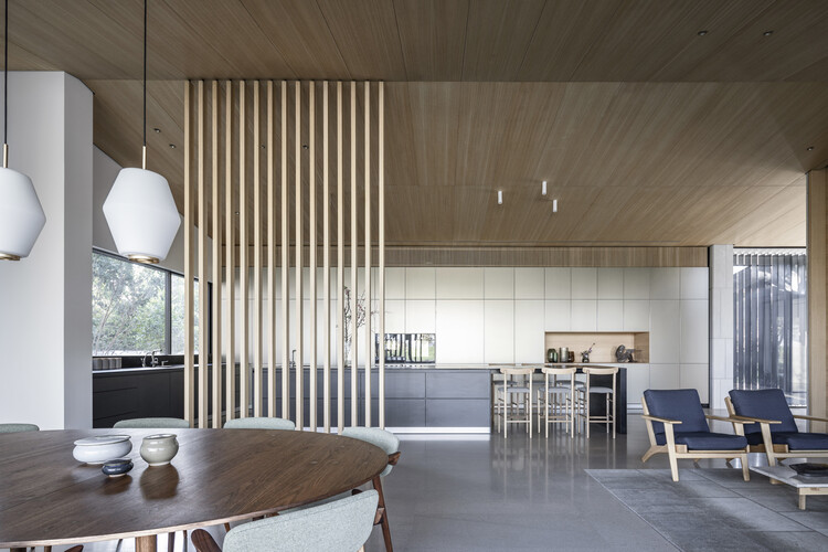 Ландшафтный дом / Ruth Packer Rona Levin Architects - Интерьерная фотография, кухня, стол, стул, балка