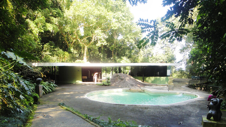 Бетонные джунгли: дома, которые исследуют контраст между бетоном и растительностью — изображение 6 из 13