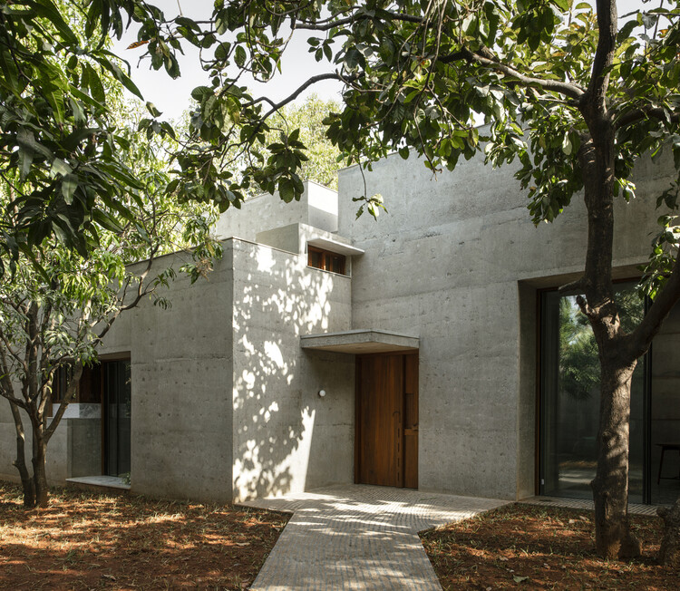 Бетонные джунгли: дома, которые исследуют контраст между бетоном и растительностью — изображение 3 из 13