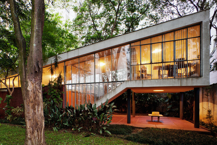 Бетонные джунгли: дома, которые исследуют контраст между бетоном и растительностью — изображение 7 из 13