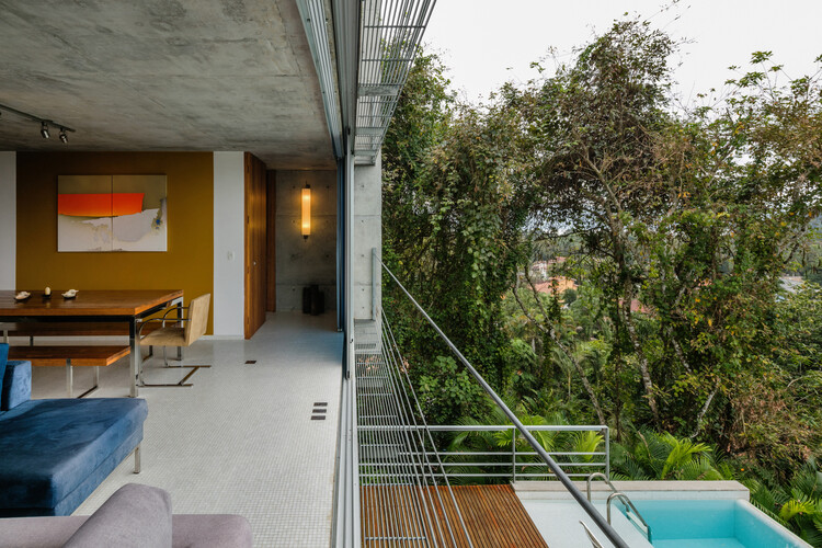 Бетонные джунгли: дома, которые исследуют контраст между бетоном и растительностью — изображение 9 из 13
