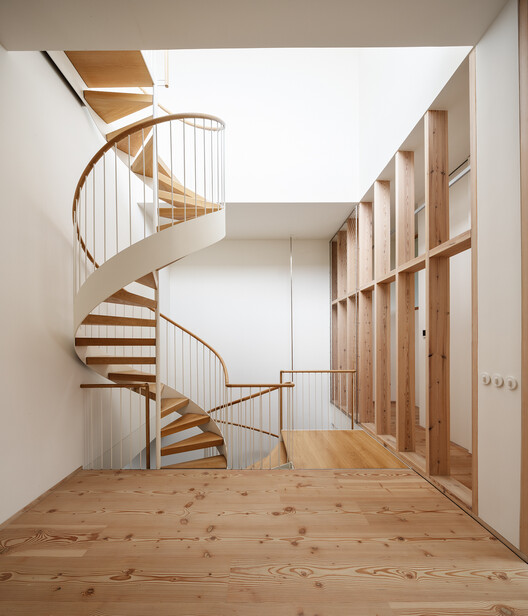 Дом Эрнандеса / Langarita Navarro Arquitectos - Интерьерная фотография, лестницы, перила