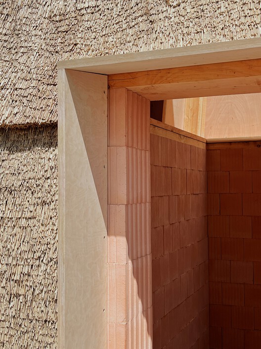 Кирпичный павильон с соломенной крышей / RØNNOW LETH & GORI + CINARK - Интерьерная фотография, Кирпич