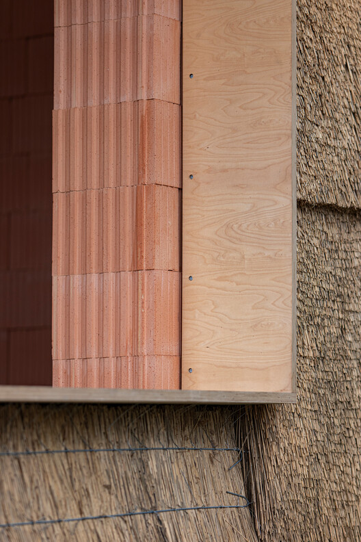 Кирпичный павильон с соломенной крышей / RØNNOW LETH & GORI + CINARK - Интерьерная фотография