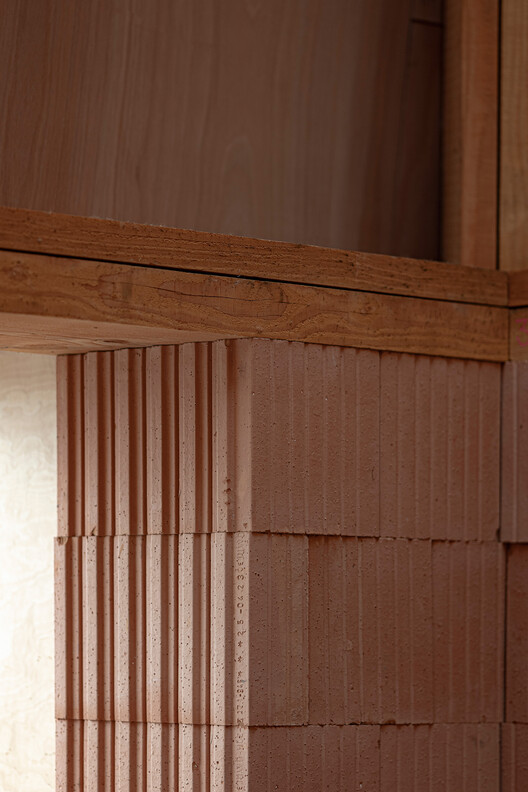 Кирпичный павильон с соломенной крышей / RØNNOW LETH & GORI + CINARK - Интерьерная фотография, окна