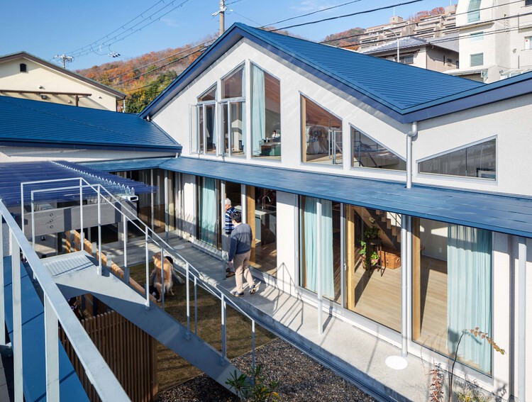 House Ag / Hideo Arao Architects Office - Внешняя фотография, Окна, Фасад, Перила