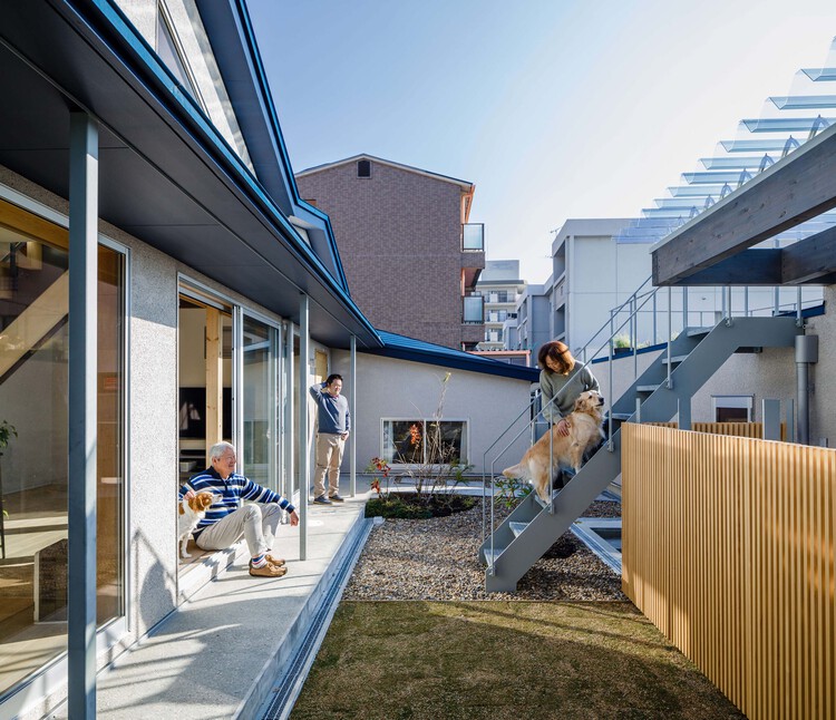 House Ag / Hideo Arao Architects Office - Внешняя фотография, Окна, Фасад, Балка, Перила, Терраса