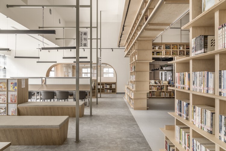 Новая городская библиотека Тайбэя, Тайшаньский филиал / ACH Architects - Интерьерная фотография, стеллажи, стол