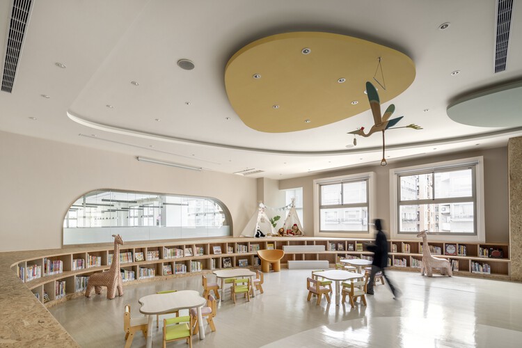 Новая городская библиотека Тайбэя, Тайшаньский филиал / ACH Architects - внутренняя фотография, столовая, стол, стул, окна