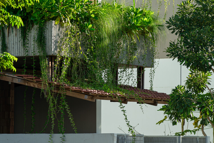 Дом HIÊN / Winhouse Architecture - Экстерьерная фотография, окна