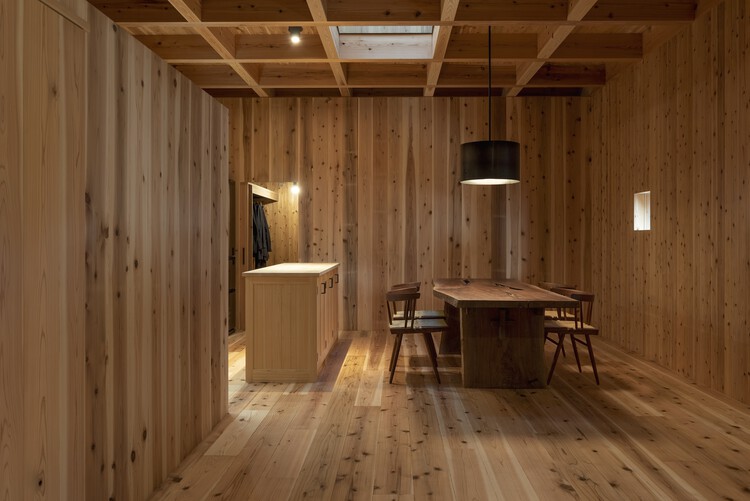 Дом Сигехара Хонмачи / Tomoaki Uno Architects - Внутренняя фотография, стол, стул, балка