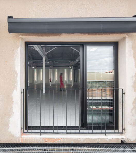 Forkstone Renovation / LoCa Studio - Интерьерная фотография, окна, фасад, перила