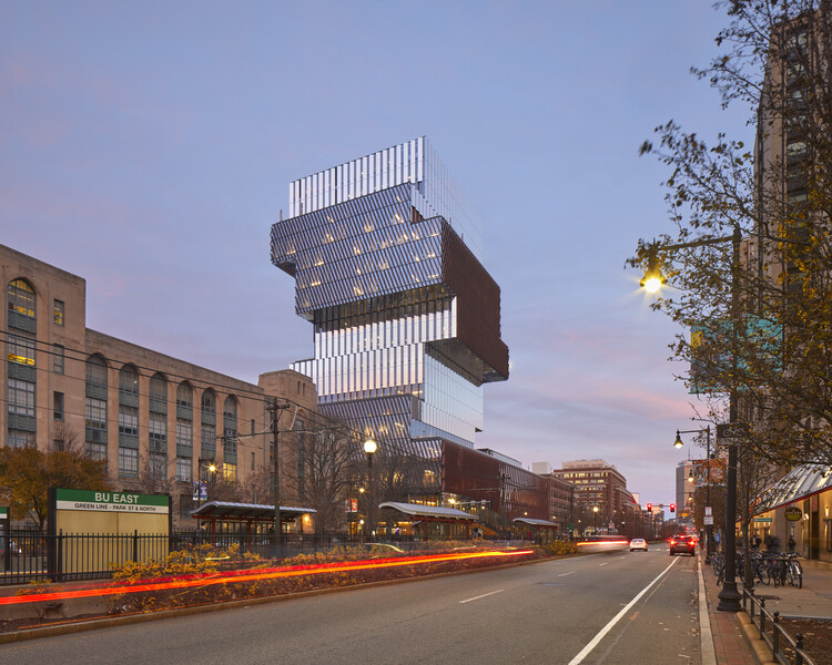 Центр вычислительной техники и наук о данных Бостонского университета / KPMB Architects - экстерьерная фотография, окна, городской пейзаж