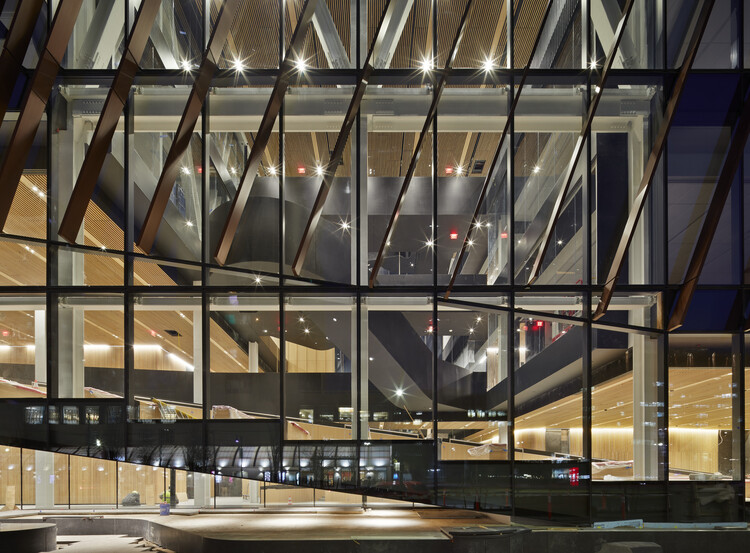Центр вычислительной техники и наук о данных Бостонского университета / KPMB Architects - Внутренняя фотография, лестницы, балка