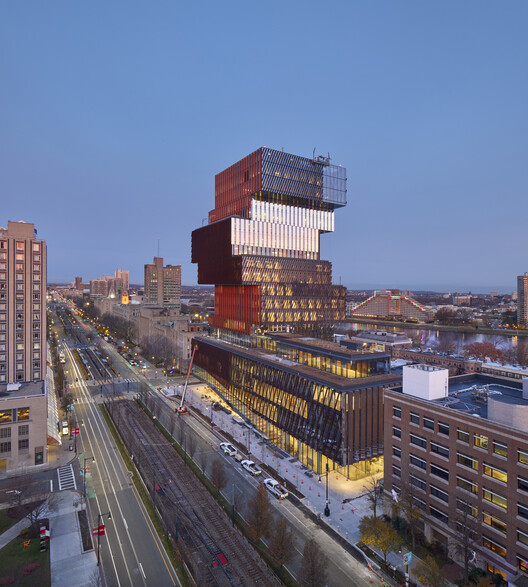 Центр вычислительной техники и наук о данных Бостонского университета / KPMB Architects - экстерьерная фотография, окна, городской пейзаж