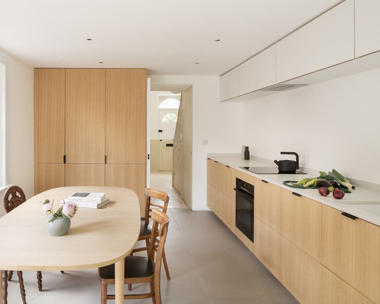 Hamilton Road / Magri Williams Architects - Интерьерная фотография, кухня, стол, дверь, стул