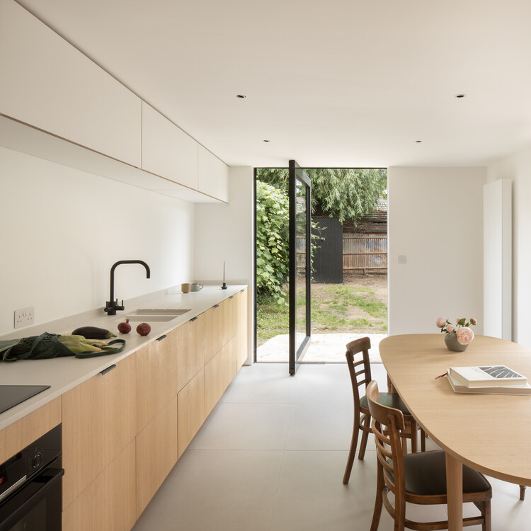 Hamilton Road / Magri Williams Architects - Интерьерная фотография, кухня, стол, раковина, стул, столешница