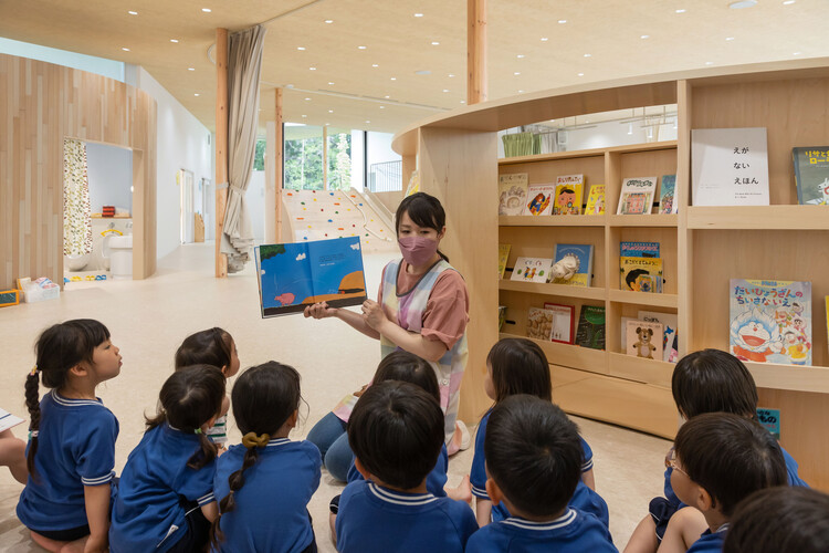 Детский лесной детский сад / Офис Такасигэ Ямасита - внутренняя фотография, стеллажи, стул