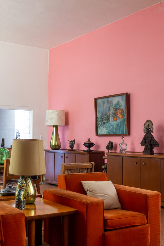 AD Classics: Ortega Garden House / Luis Barragán - внутренняя фотография, гостиная, диван, стол