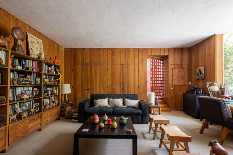 AD Classics: Ortega Garden House / Luis Barragán - внутренняя фотография, гостиная, диван, стол, стеллаж, стул