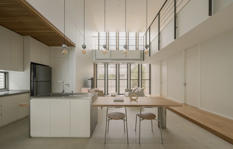 Masook House / Studio PATH - Интерьерная фотография, Кухня, Стол, Столешница, Стул, Окна