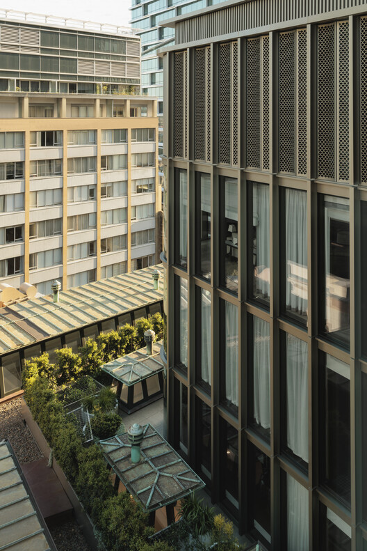 Capella Sydney Hotel / Make Architects + BAR Studio - Экстерьерная фотография, Окна, Фасад, Городской пейзаж