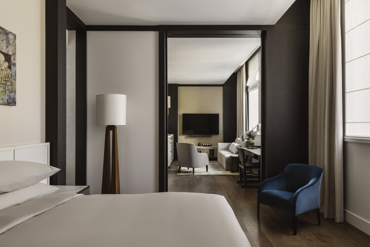 Capella Sydney Hotel / Make Architects + BAR Studio - Интерьерная фотография, Спальня, Стул, Окна, Кровать