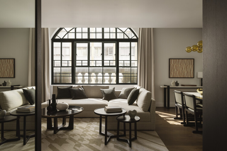 Capella Sydney Hotel / Make Architects + BAR Studio - Интерьерная фотография, диван, стол, окна, стул