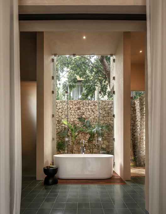 Pakaal House / Workshop, Diseño y Construcción - Интерьерная фотография, ванная комната, ванна, окна