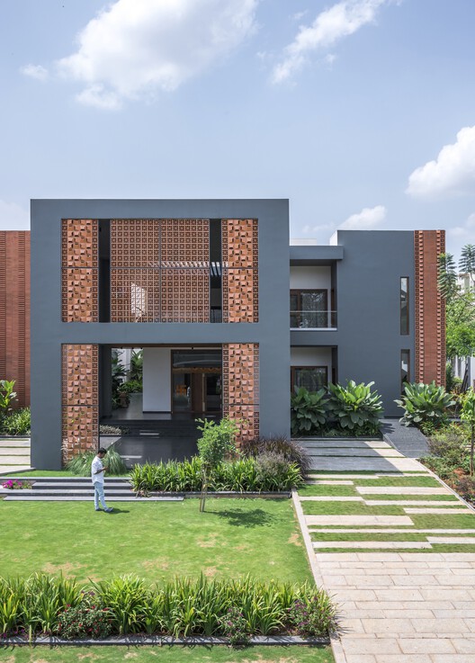 Manjodaya House / Ecumene Habitat Solutions - Экстерьерная фотография, Окна, Фасад, Двор