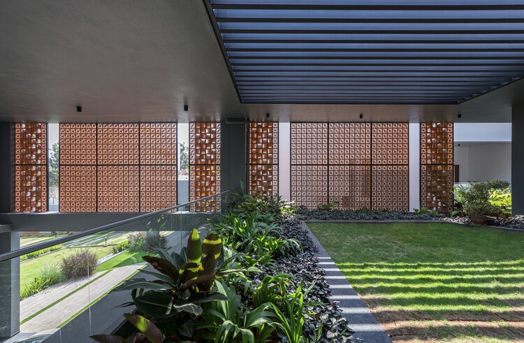 Manjodaya House / Ecumene Habitat Solutions - Экстерьерная фотография, окна, сад, двор