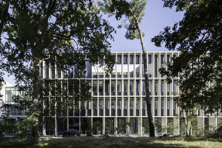 Здание H в кампусе Университета Maison de l'Economie Pessac / Marjan Hessamfar & Joe Vérons architectes associés - Наружная фотография, окна, фасад