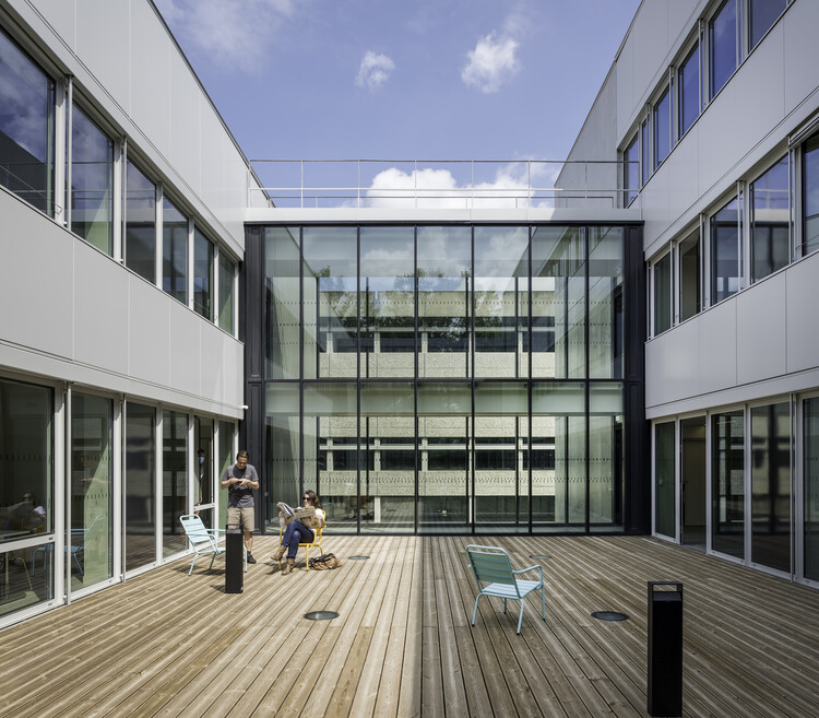Здание H в кампусе Университета Maison de l'Economie Pessac / Marjan Hessamfar & Joe Vérons architectes associés - Наружная фотография, окна, фасад, палуба