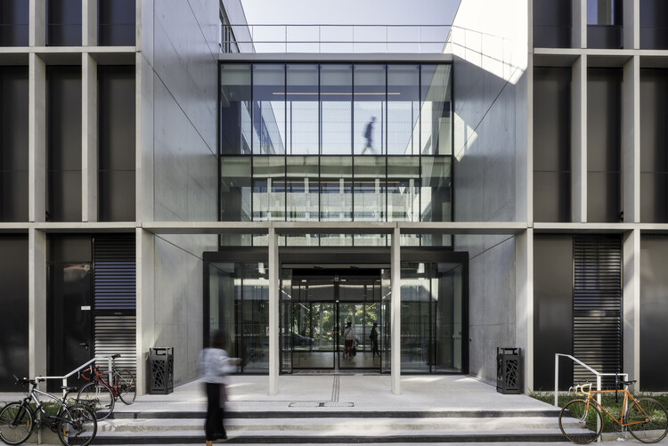 Здание H в кампусе Университета Maison de l'Economie Pessac / Marjan Hessamfar & Joe Vérons architectes associés - Интерьерная фотография, окна