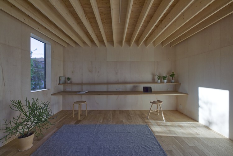 Дом в Ханцуки / Katsutoshi Sasaki + Associates - Интерьерная фотография, Окна, Балка