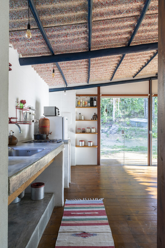 Casa Coriscão / Kiti Vieira Arquitetura - Интерьерная фотография, Кухня, Столешница, Стеллажи, Балка, Окна