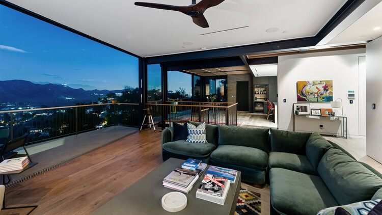 t House / ANX / Aaron Neubert Architects - Интерьерная фотография, гостиная, диван, стол, балка