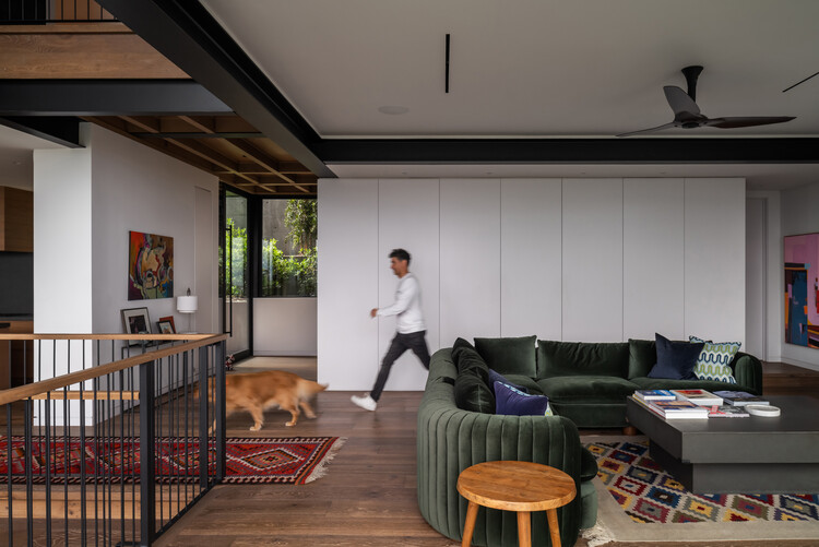 t House / ANX / Aaron Neubert Architects - Интерьерная фотография, диван, стол, балка