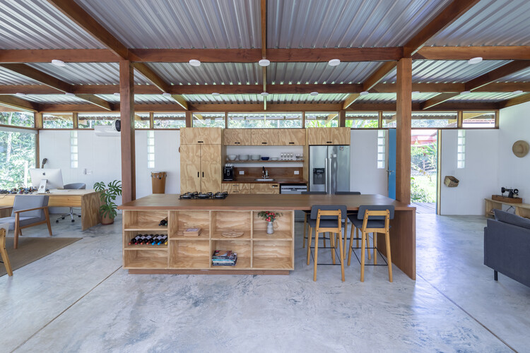 Canto Verde House / Kiti Vieira Arquitetura - Интерьерная фотография, Кухня, Стол, Балка