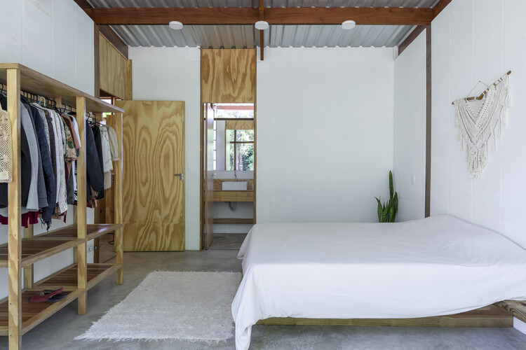 Canto Verde House / Kiti Vieira Arquitetura - Интерьерная фотография, Спальня, Кровать, Шкаф