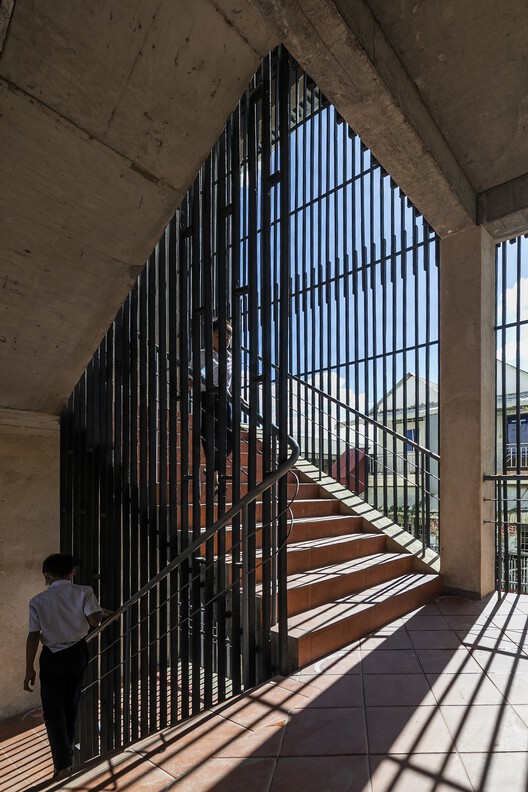 South Field School / Bloom Architecture - внутренняя фотография, лестницы, перила, балка