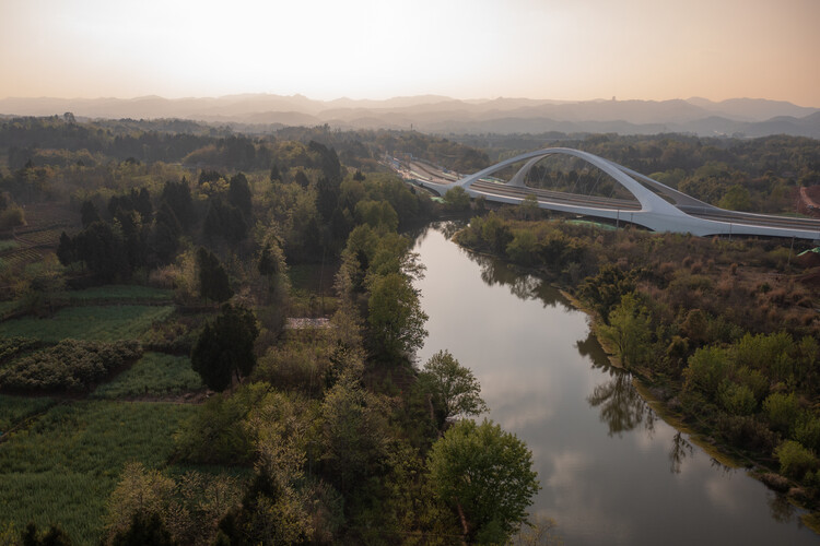 Мост через реку Цзянси / Zaha Hadid Architects - Экстерьерная фотография, Береговая линия, Лес