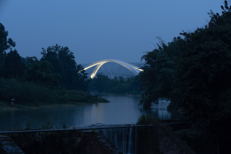 Мост через реку Цзянси / Zaha Hadid Architects - экстерьерная фотография, набережная