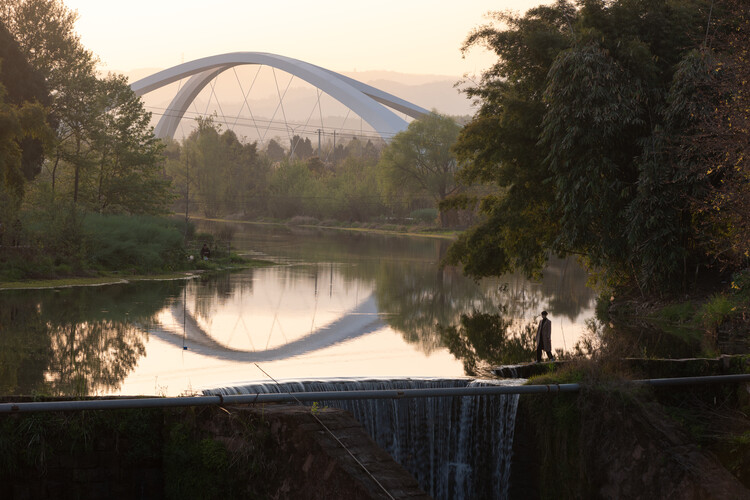 Мост через реку Цзянси / Zaha Hadid Architects - экстерьерная фотография, набережная, балка