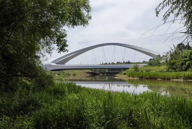 Мост через реку Цзянси / Zaha Hadid Architects - экстерьерная фотография, набережная, балка