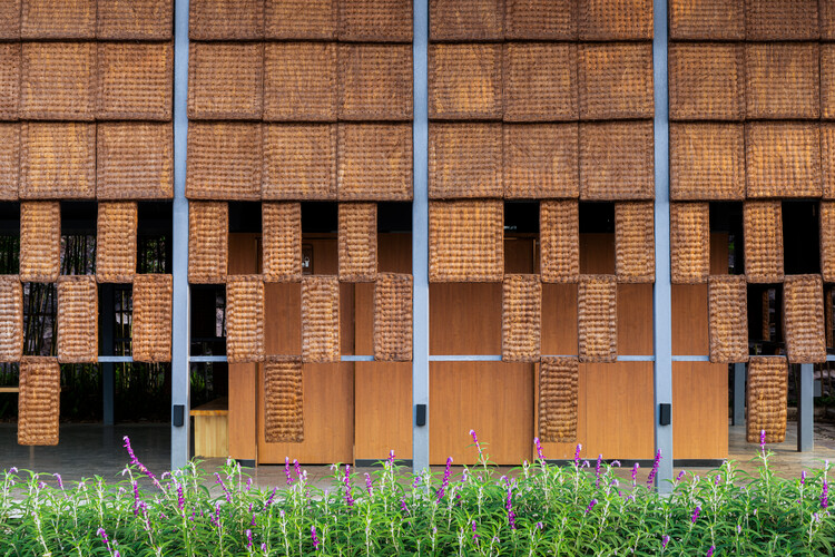 Пальмовый туалет с видом на море цветов / Zaixing Architectural Design - экстерьерная фотография, фасад